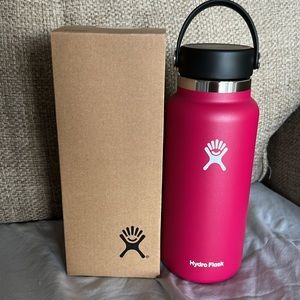 Hydro Flask New NIB water bottle Raspberry 32oz